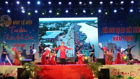 Chương trình nghệ thuật khai mạc lễ hội sẽ thu hút đông người dân về tham dự và thả hoa đăng. Ảnh: Tin tức miền Tây