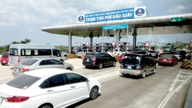 Các dòng xe chờ qua Trạm thu phí Dầu Giây. Ảnh: HOÀNG HÙNG 