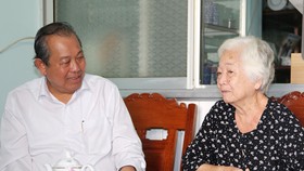 Phó Thủ tướng Thường trực Trương Hòa Bình đến thăm bà Lê Thị Hạnh - vợ nhà văn liệt sĩ Lê Vĩnh Hòa