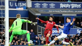 Liverpool (áo đỏ) bị Everton cầm hòa 0 - 0.