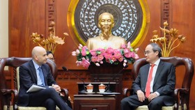 Bí thư Thành ủy TP Nguyễn Thiện Nhân tiếp tân Đại sứ Italia Antonio Alessandro. Ảnh: hcmcpv