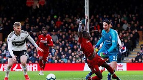 Liverpool (áo đỏ) trong trận thắng Fulham 2 - 1.