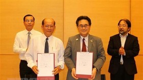 Ông Kawaue Junichi, Tổng Lãnh sự Nhật Bản tại Thành phố Hồ Chí Minh cùng ông Danh Út, Chủ tịch Liên hiệp các tổ chức hữu nghị tỉnh Kiên Giang ký kết hợp đồng viện trợ dự án hỗ trợ trang bị thiết bị y tế cho Phòng khám đa khoa khu vực Lại Sơn, huyện Kiên H