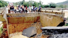 Mưa lũ làm sập cầu Tân Sơn trên quốc lộ 32 (tỉnh Phú Thọ)