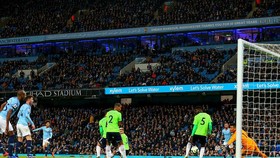 Manchester City (quần trắng) trong trận thắng Cardiff City 2 - 0.