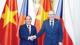 Thủ tướng Nguyễn Xuân Phúc hội kiến Tổng thống CH Czech Milos Zeman. Ảnh: TTXVN