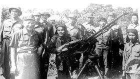Đại tướng Lê Đức Anh, Bộ trưởng Quốc phòng, kiểm tra tình hình bảo vệ biên giới phía Bắc năm 1987. Ảnh: Tư liệu