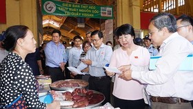 Kiểm tra ATTP tại chợ Bến Thành. Ảnh: HOÀNG HÙNG