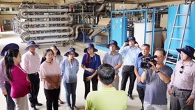 Các bác sĩ tìm hiểu quy trình xử lý nước rỉ rác