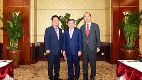 Chủ tịch UBND TPHCM Nguyễn Thành Phong tiếp ông Kwon Young Jin (bên trái) và ông Yoon Yong Jin (bên phải). Ảnh: hcmcpv