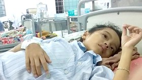Cháu Trần Nguyễn Hà Vi đang được điều trị tại Bệnh viện Nhi đồng 2, TPHCM.