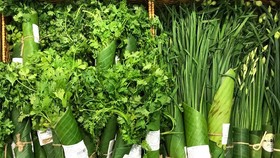 Xu hướng dùng lá chuối gói hàng hóa tại siêu thị. ẢNH: HOÀNG HÙNG