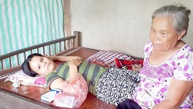 Bà Thìn chăm sóc con gái là Võ Thị Hoàn