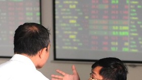Khối ngoại bán ròng 21,5 tỷ đồng, VN-Index giảm gần 8 điểm