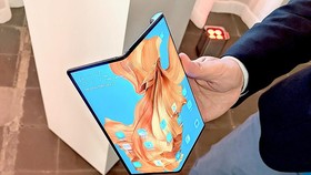 Huawei hoãn 3 tháng trình làng điện thoại gấp