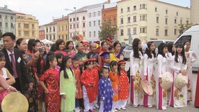 Ngày hội văn hóa của người Việt trên đường phố Czech. Ảnh: Báo Dân Tộc