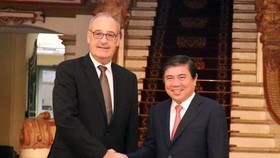 Chủ tịch UBND TPHCM Nguyễn Thành Phong tiếp ông Guy Parmelin, Bộ trưởng Kinh tế, Đào tạo và Nghiên cứu Liên bang Thụy Sĩ. Ảnh: TTXVN
