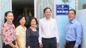 Công nhân lao động có hoàn cảnh khó khăn được nhận mái ấm công đoàn. Ảnh: hcmcpv