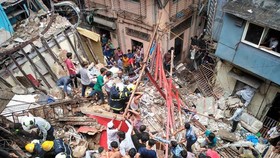 Hiện trường vụ sập nhà ngày 16-7 ở thủ đô Mumbai (Ấn Độ). Ảnh: Twitter
