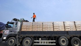 Xe tải của Hàn Quốc chở bột mì viện trợ cho Triều Tiên. Ảnh: TTXVN