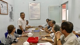 Chi bộ khu phố 1, phường 6 quận Bình Thạnh, có 3 đảng viên là cán bộ, công chức phường đang sinh hoạt định kỳ