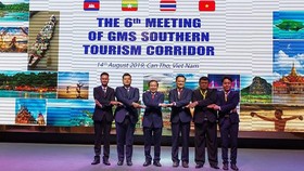 Đại biểu 4 nước dự Hội nghị Hành lang du lịch phía Nam lần thứ 6 chụp ảnh kỷ niệm tại Cần Thơ vào sáng ngày 14-8-2019. Ảnh: Tourismcantho