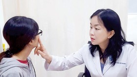 Bác sĩ kiểm tra bệnh nhân bị kiến ba khoang đốt