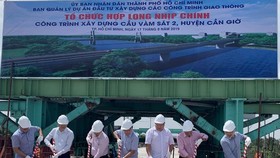 Lễ hợp long cầu Vàm Sát 2 ở huyện Cần Giờ. Ảnh: Báo Giao thông