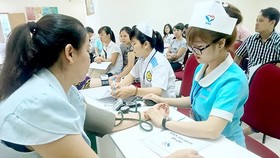 Khám bệnh cho người dân tại một cơ sở y tế tại TPHCM