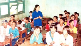Sinh viên tình nguyện ĐH Kiến trúc TPHCM trong chiến dịch Mùa hè xanh tháng 8-2000 tại Gia Lai. Ảnh: HOÀI NAM