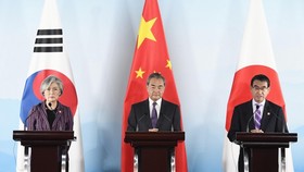 Từ trái qua phải: Ngoại trưởng Hàn Quốc Kang Kyung-wha, Ngoại trưởng Trung Quốc Vương Nghị, Ngoại trưởng Nhật Bản Taro Kono tại Hội nghị Ngoại trưởng 3 bên Hàn - Trung - Nhật tại Bắc Kinh ngày 21-8. Nguồn: Kyodo