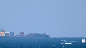 Tàu chở hàng tiến về Eo biển Hormuz ở ngoài khơi bờ biển Khasab, Oman