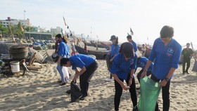 Ra quân làm sạch biển Sầm Sơn