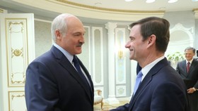 Thứ trưởng Ngoại giao Mỹ David Hale (phải) trong cuộc gặp với Tổng thống Belarus Alexander Lukashenko tại Minks, ngày 17-9