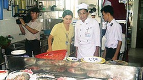 Kiểm tra cơ sở cung cấp suất ăn công nghiệp và bếp ăn tập thể