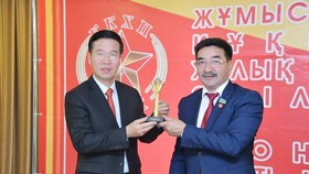 Đồng chí Akhmetbekov Zhambyl, Bí thư Trung ương Đảng Cộng sản Nhân dân Kazakhstan tặng quà lưu niệm đồng chí Võ Văn Thưởng. Ảnh: TTXVN