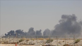 Khói bốc lên từ nhà máy lọc dầu của Aramco ở Abqaiq, Saudi Arabia, sau vụ tấn công ngày 14-9-2019. Ảnh: TTXVN