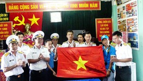 Chở tết ra nhà giàn