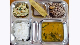 Bữa trưa 5 món, đủ chất được đặt ngăn nắp trong khay cơm sáng bóng