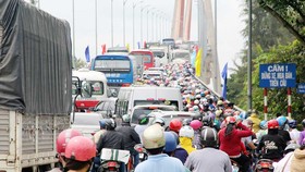 Cầu Rạch Miễu thường xuyên bị kẹt xe vào các dịp lễ, tết cuối tuần. Ảnh: HÀM LUÔNG