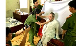 Công an quận 9 chụp ảnh chân dung cho ông Nguyễn Quang Võ
