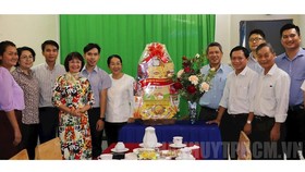 Lãnh đạo TPHCM thăm sinh viên Lào đang sống tại gia đình Việt