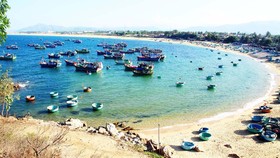 Một góc làng thúng Xuân Hải dưới chân đèo Cù Mông
