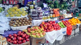 Trái cây nhập khẩu bán tại chợ. Ảnh: CAO THĂNG