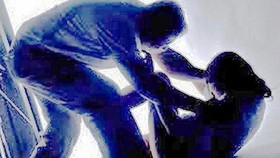 Bắt kẻ lợi dụng truyền dịch để dâm ô trẻ em