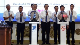 Lãnh đạo TPHCM bấm nút triển khai hệ thống “Phòng họp không giấy” và ứng dụng “Giao việc tức thời - nhắc việc thông minh”. Ảnh: TTXVN