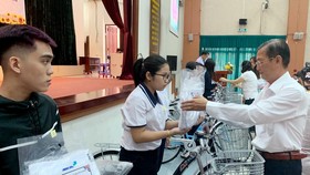 Trao học bổng cho học sinh khó khăn
