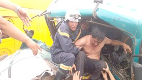 Cảnh sát PCCC cứu hộ người bị thương, kẹt trong cabin xe tải sau vụ tai nạn giao thông tại quận 2, TPHCM