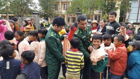 Mang tết đến người nghèo miền Trung