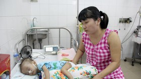 Bé gần 2 tuổi mổ 10 lần
